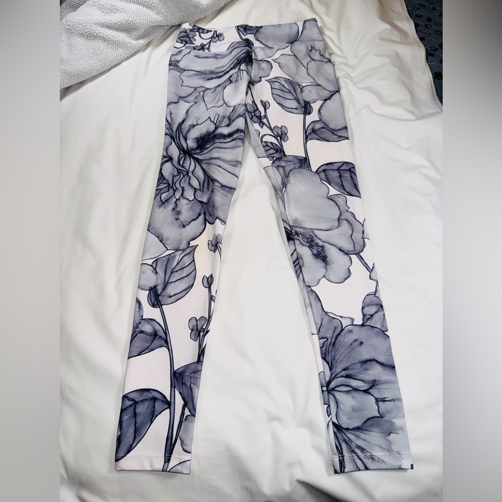 Gorgeous Floral Leggings - Black, gray and White